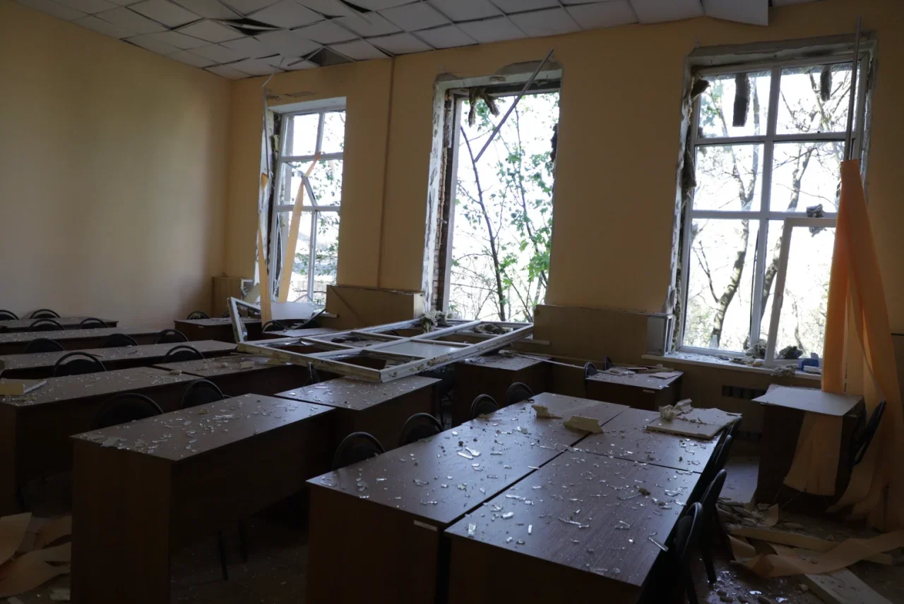 Пошкоджений клас школи в Запоріжжі після удару КАБами Росії з розбитим склом