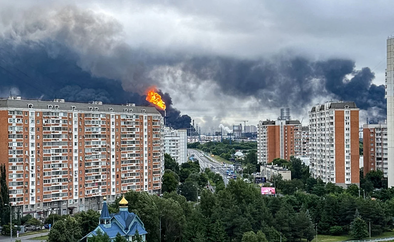 Наслідки удару Росії по Києву: пожежа та чорний дим над багатоповерхівками