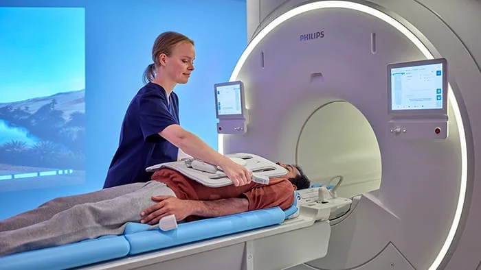 Медпрацівниця Philips асистує пацієнту під час МРТ-обстеження на апараті компанії