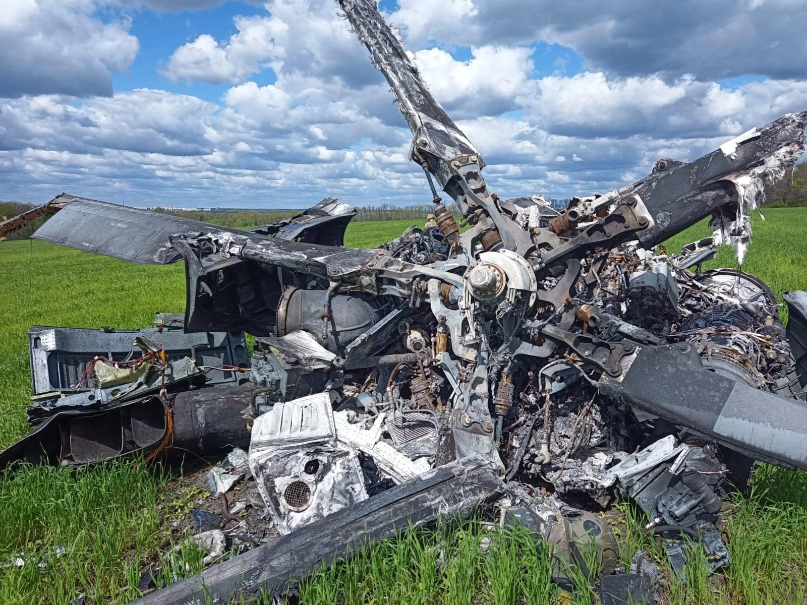 Уламки збитого дроном російського Мі-28 у полі Бєлгородщини